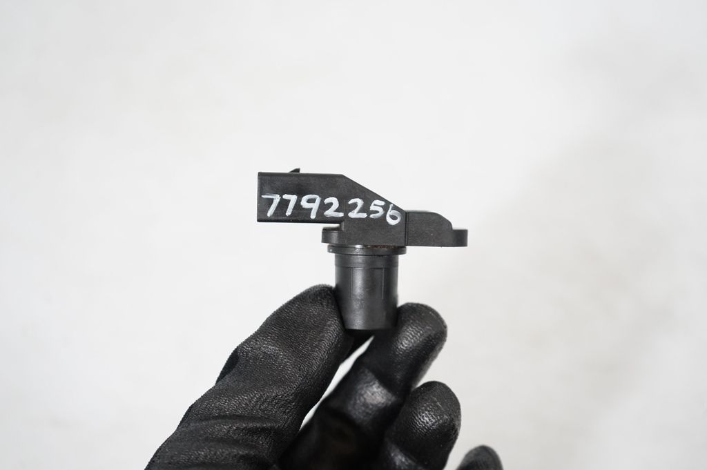 Camshaft position sensor (7)