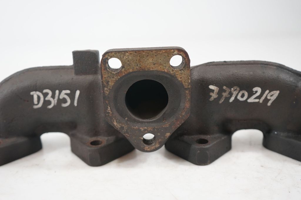 Exhaust manifold (10)