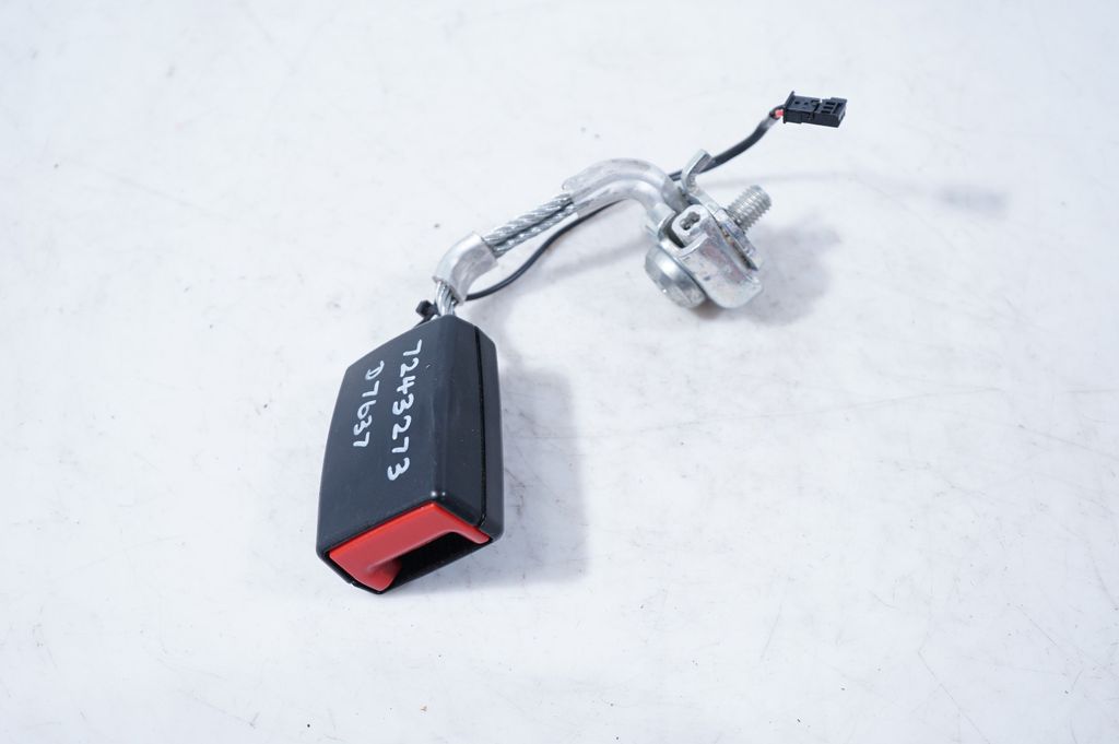 Rear seatbelt buckle (2)