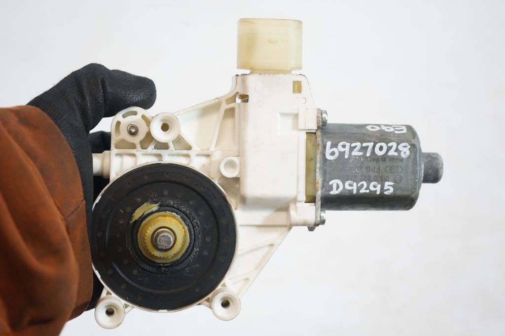 Front door window regulator with motor (7)