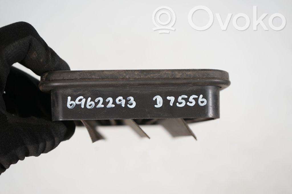 Quarter panel pressure vent (8)