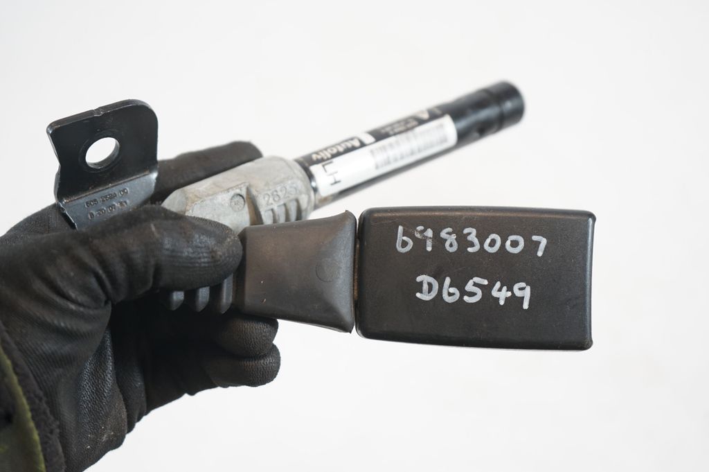 Rear seatbelt buckle (7)