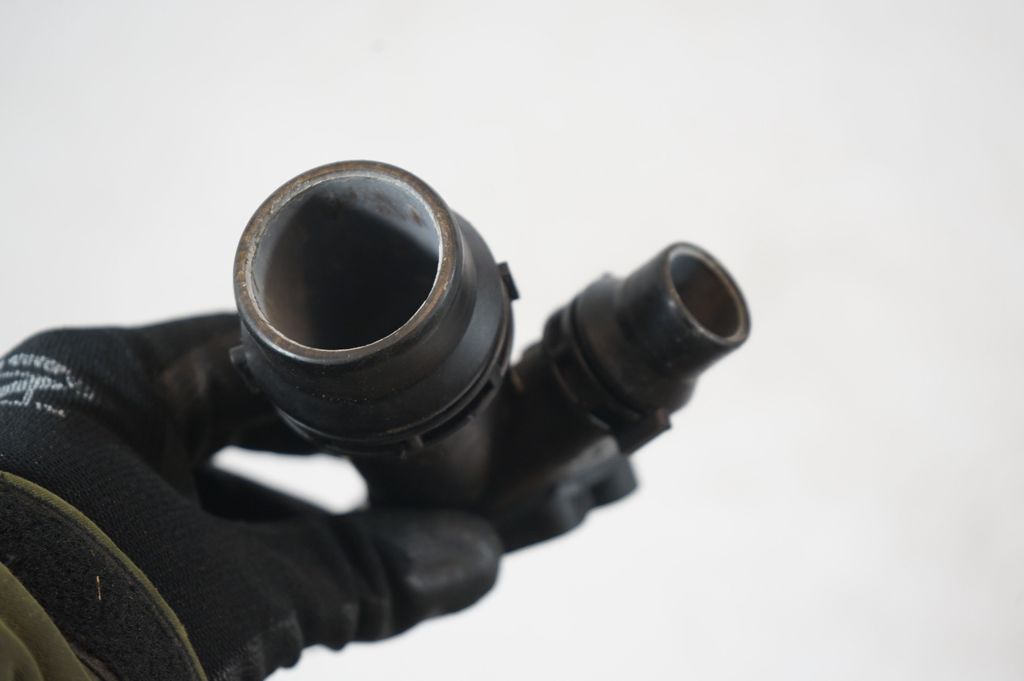 Engine coolant pipe/hose (6)