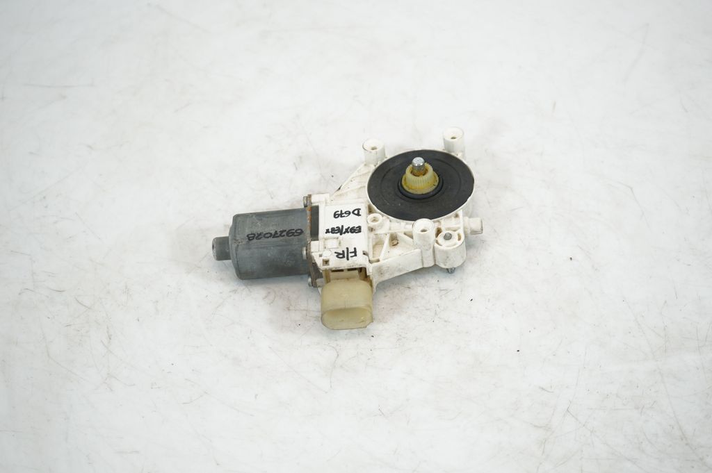 Front door window regulator with motor (3)