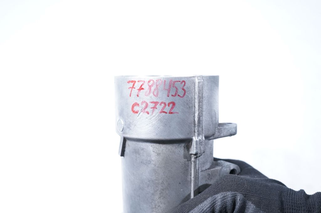 Oil filter mounting bracket (14)