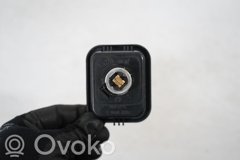 12 V Socket (rear) (6)