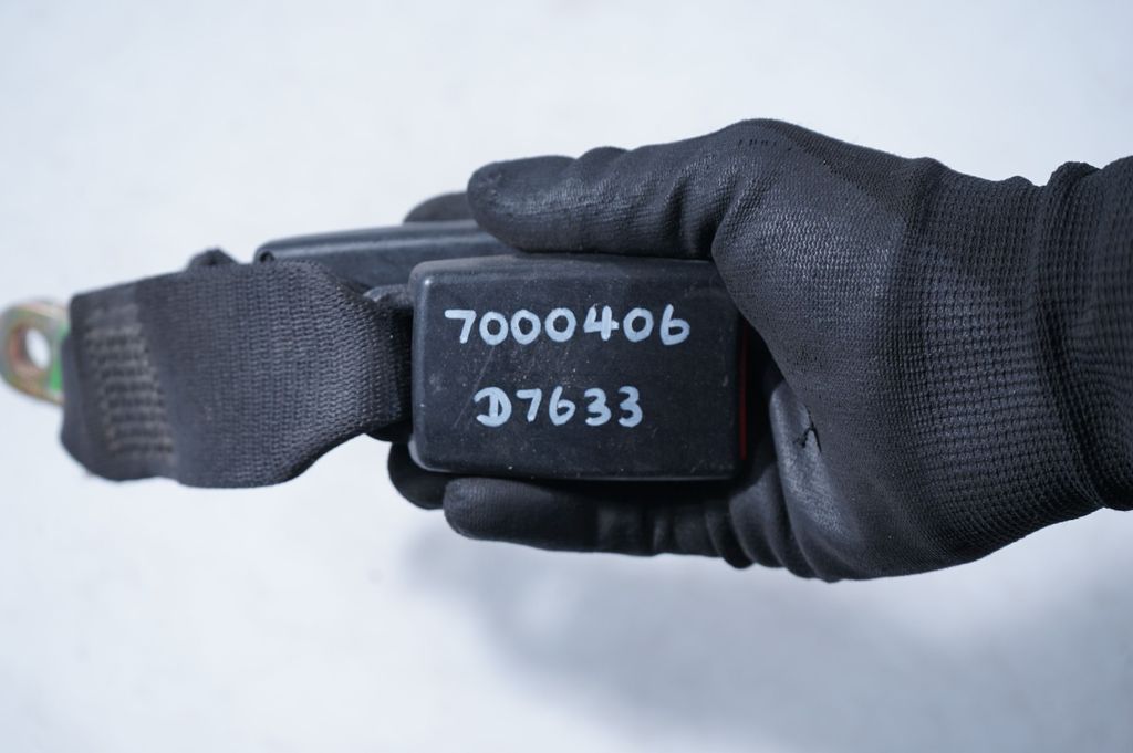 Rear seatbelt buckle (7)