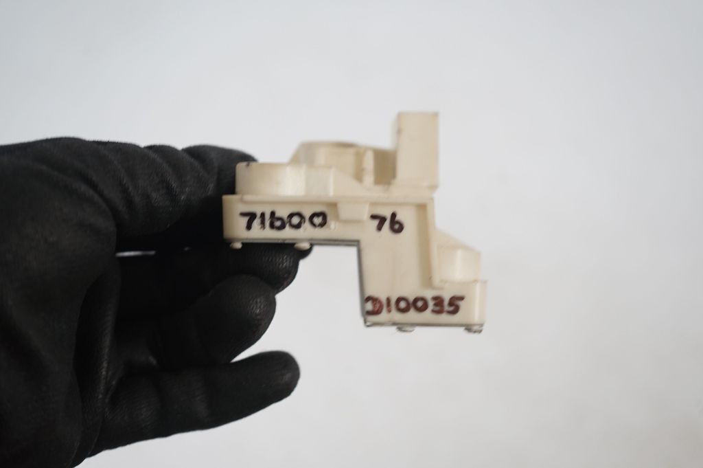 Tail light bulb cover holder (8)