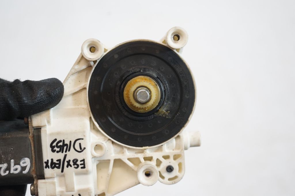 Front door window regulator with motor (7)