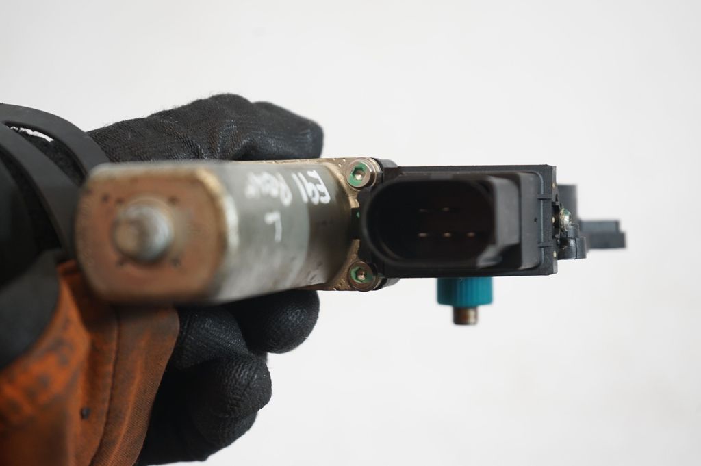 Rear door window regulator with motor (6)