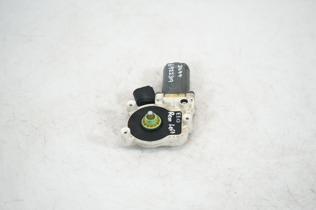 Rear door window regulator motor (2)