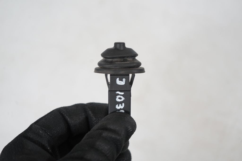 Fuel tank cap lock (7)