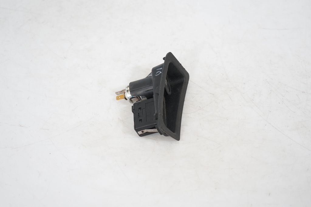 AUX in-socket connector (4)