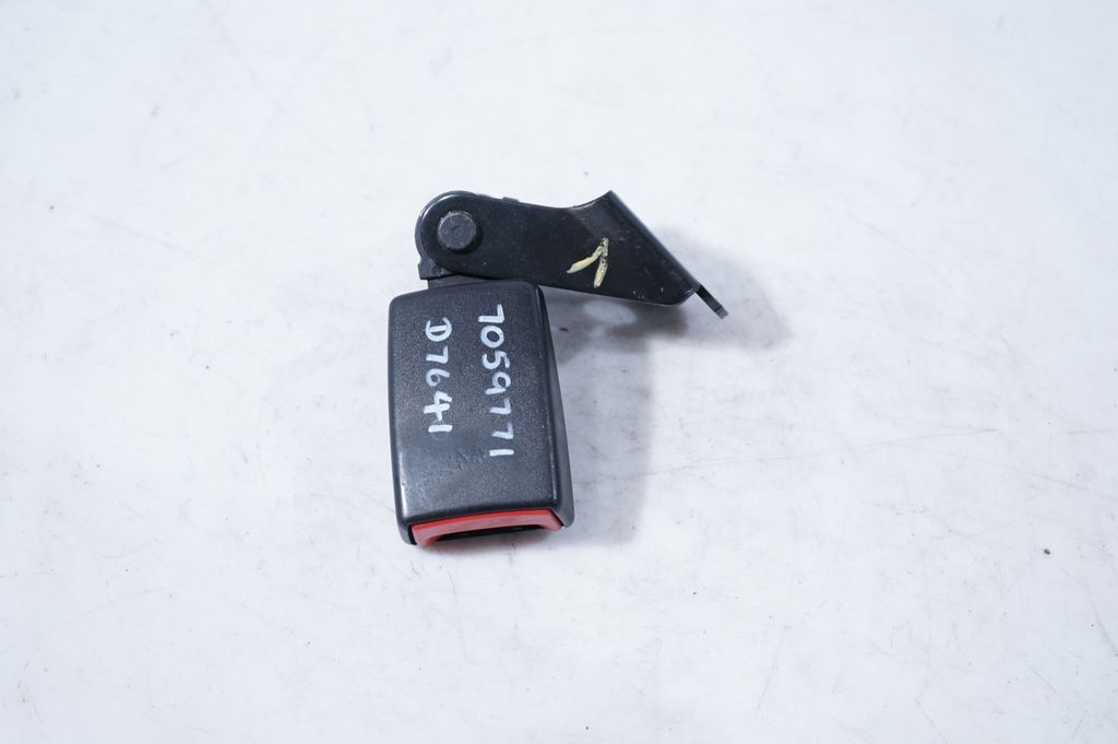 Rear seatbelt buckle (2)
