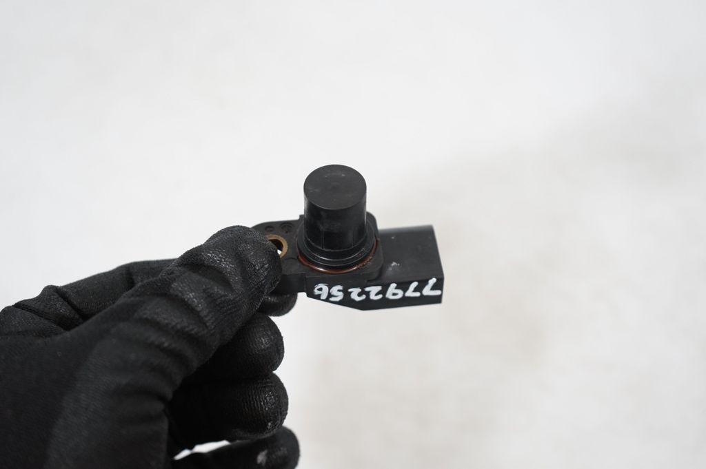 Camshaft position sensor (6)