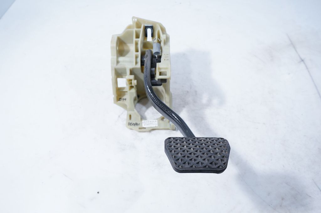 Brake pedal (4)