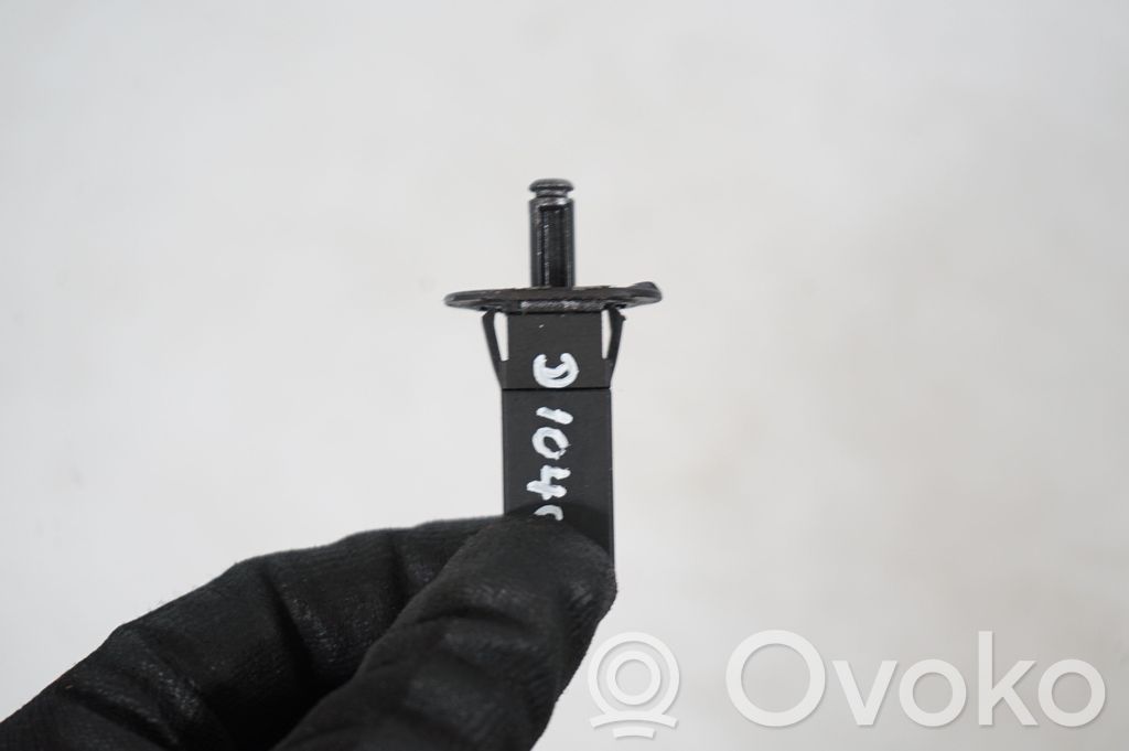 Fuel tank cap lock (7)