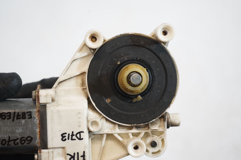 Front door window regulator with motor (7)