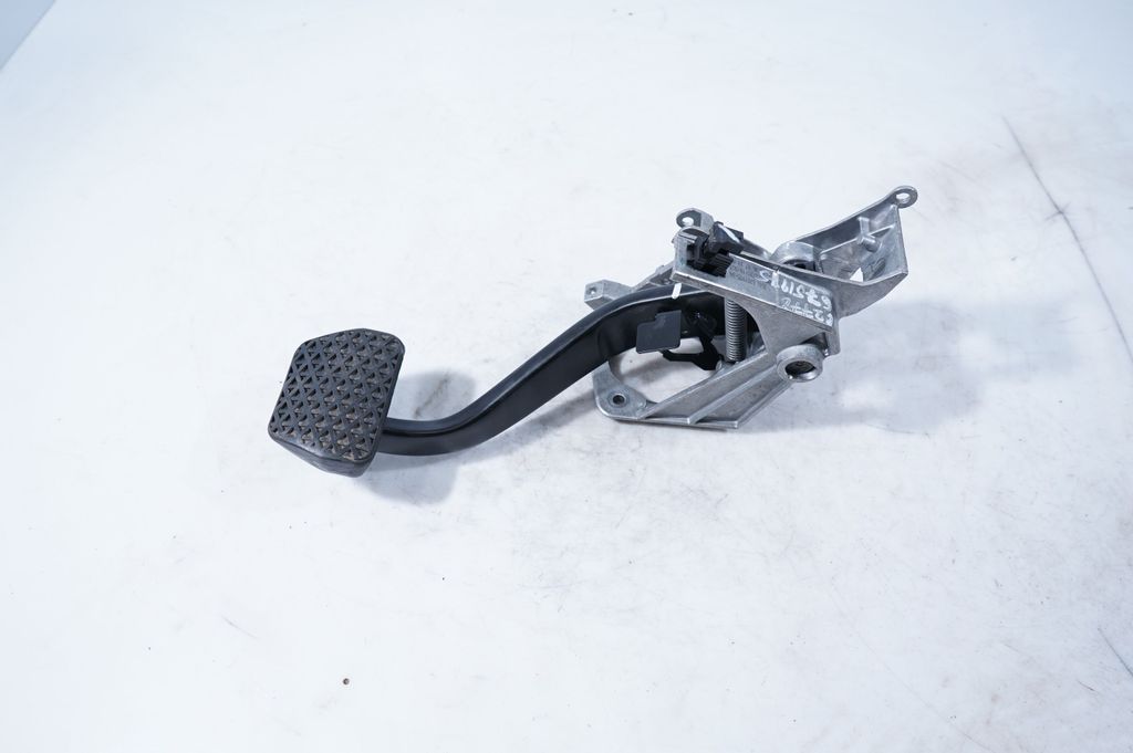 Brake pedal (5)
