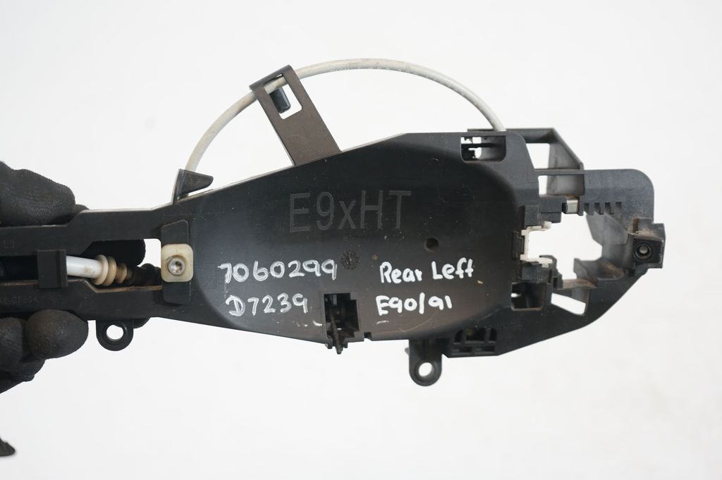 Rear door exterior handle/bracket (7)