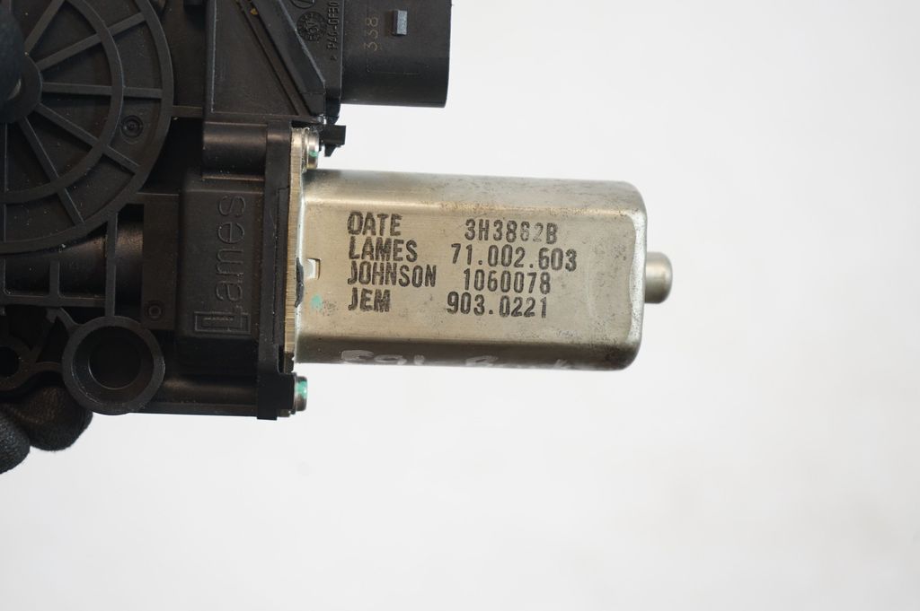 Rear door window regulator with motor (7)