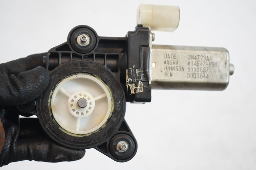 Rear door window regulator with motor (8)