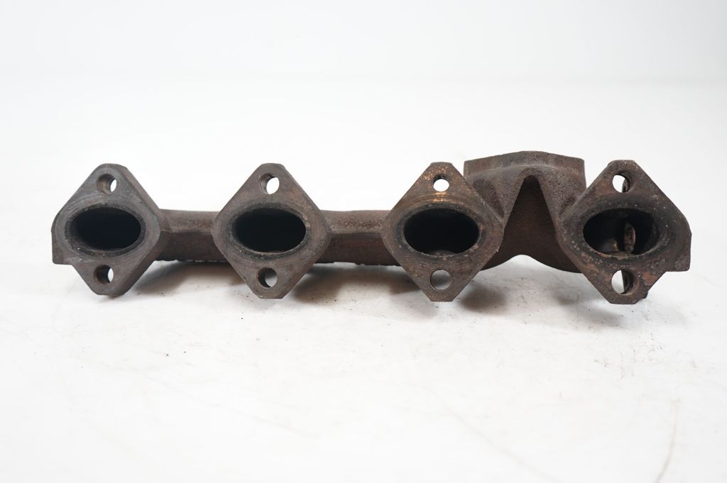 Exhaust manifold (8)