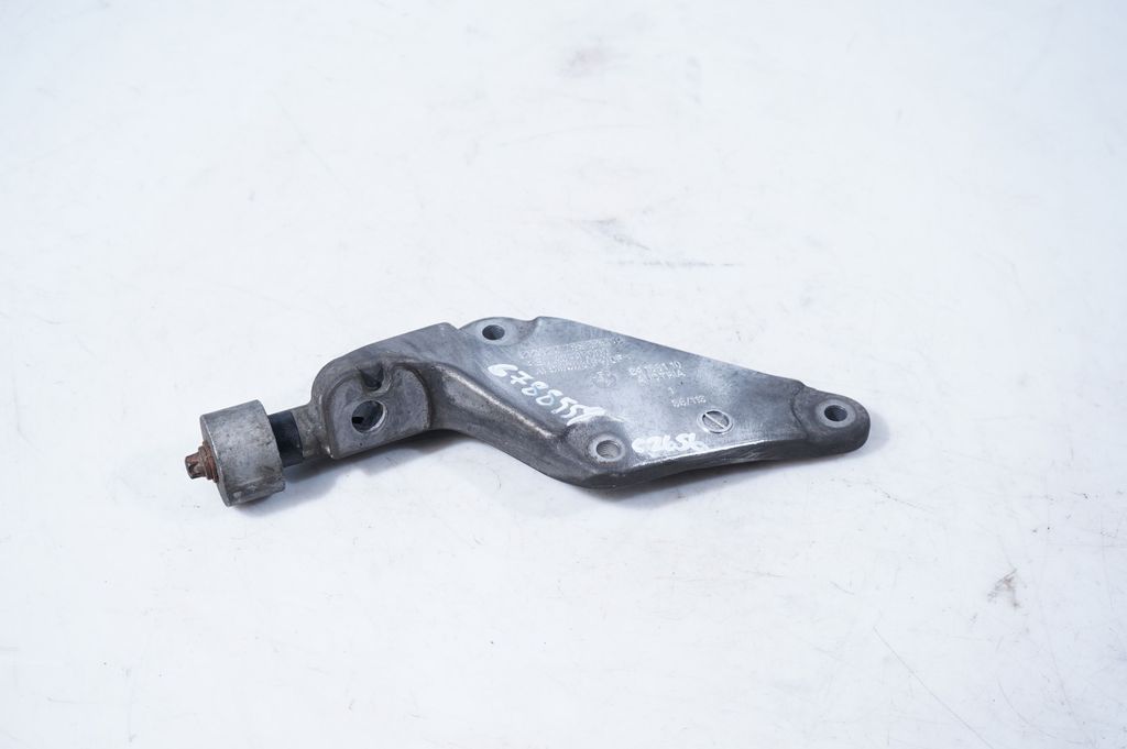 Gearbox mounting bracket