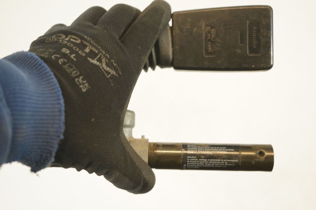 Front seatbelt buckle (7)