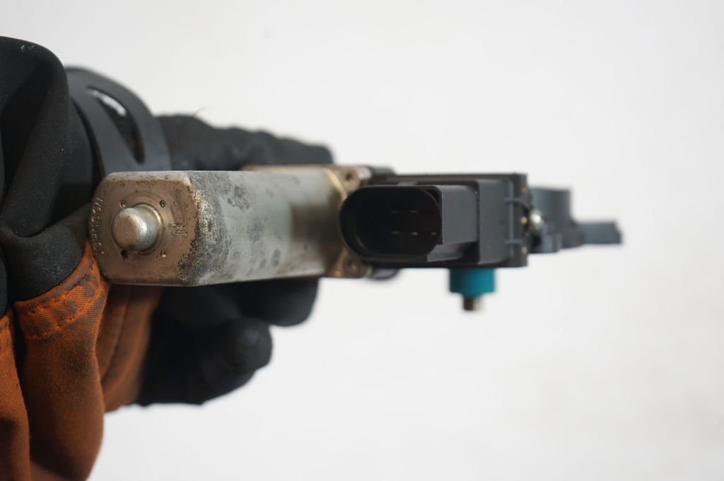 Rear door window regulator with motor (6)