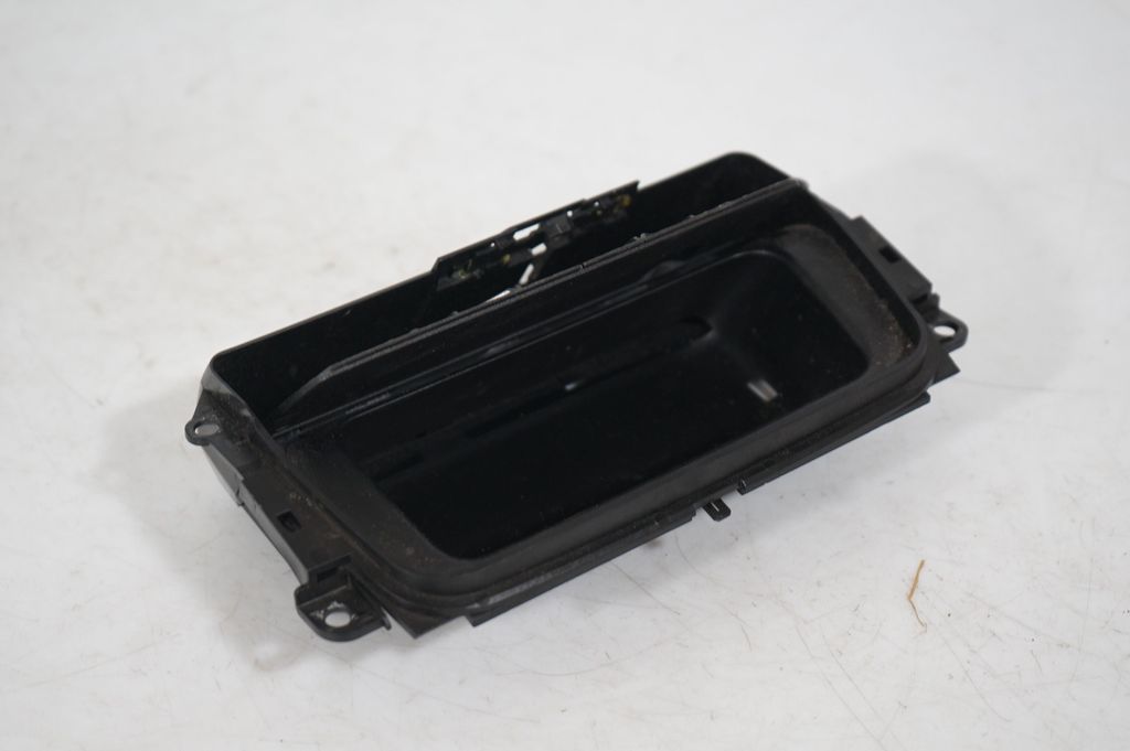 Dashboard glove box trim (7)