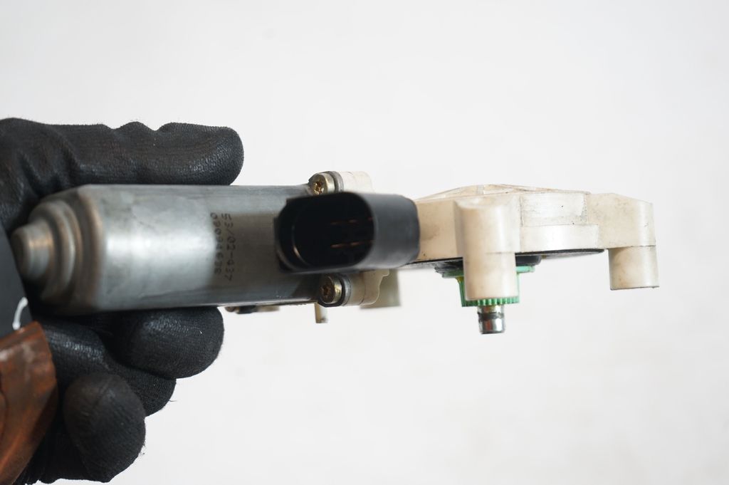 Front door window regulator motor (6)