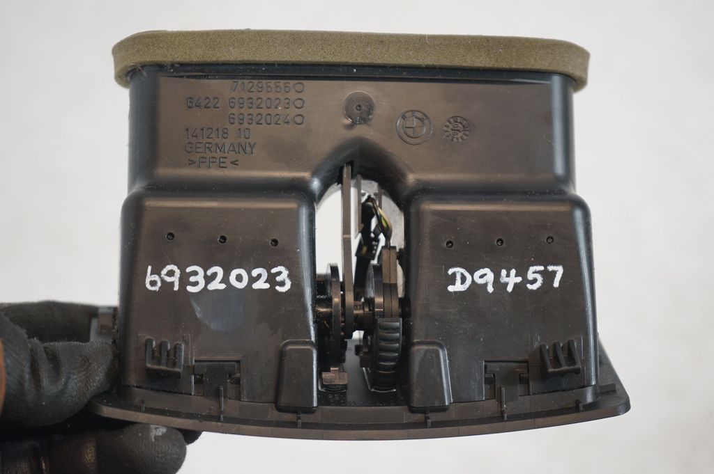 Rear air vent grill (8)