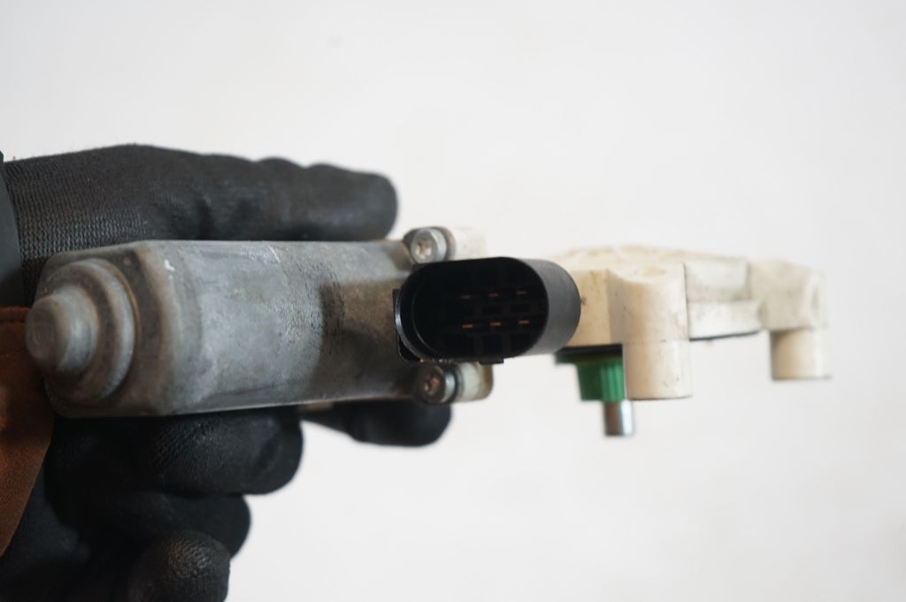 Rear door window regulator with motor (6)