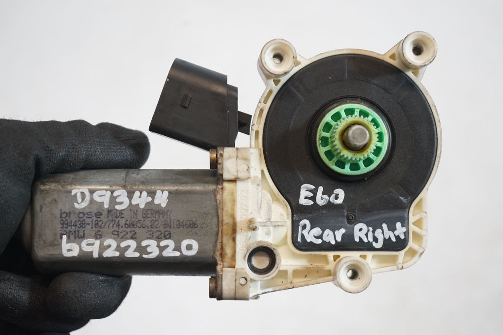 Rear door window regulator with motor (8)