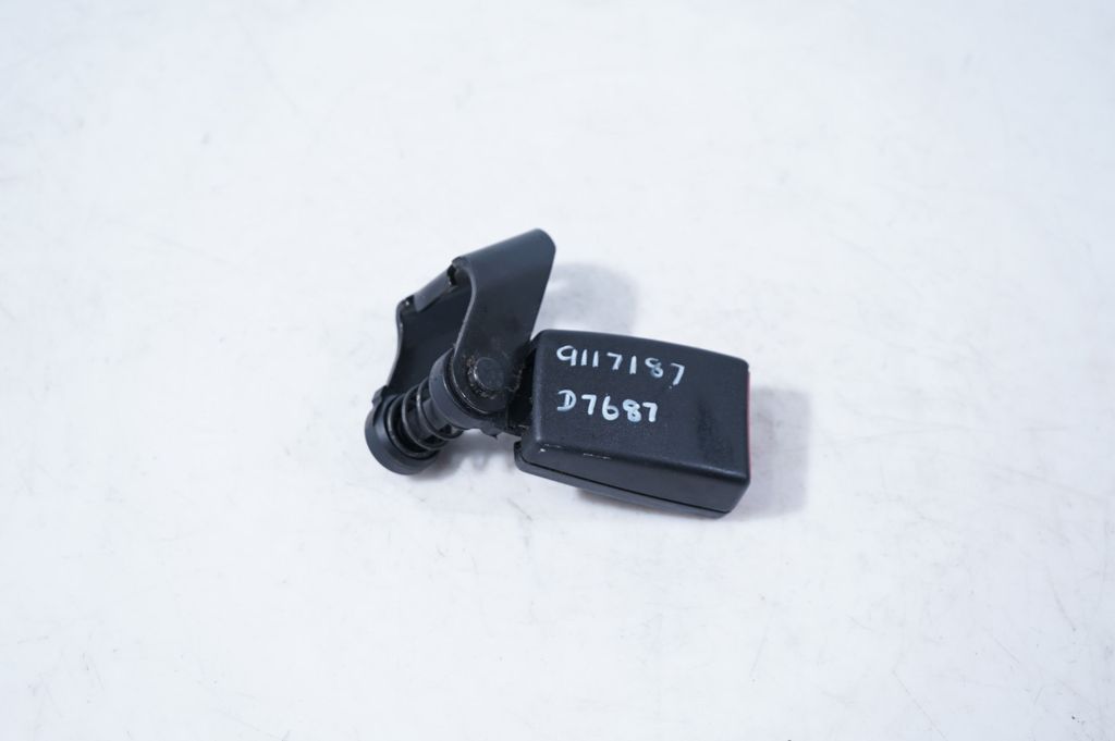 Rear seatbelt buckle