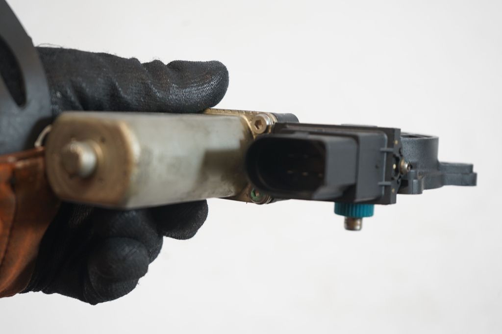 Rear door window regulator with motor (6)