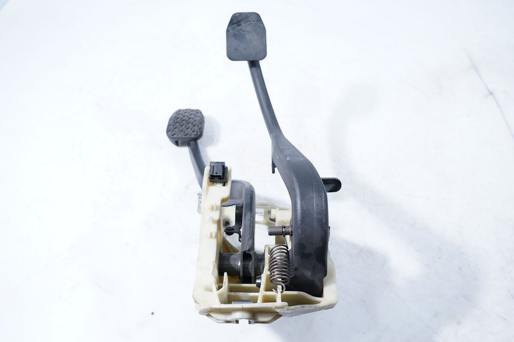 Brake pedal (2)