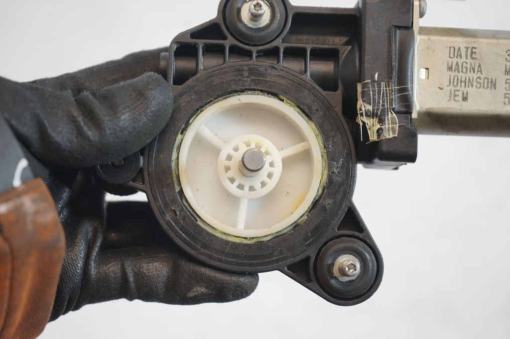 Rear door window regulator with motor (7)