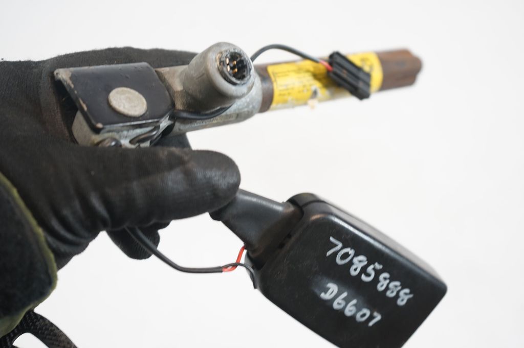 Rear seatbelt buckle (7)