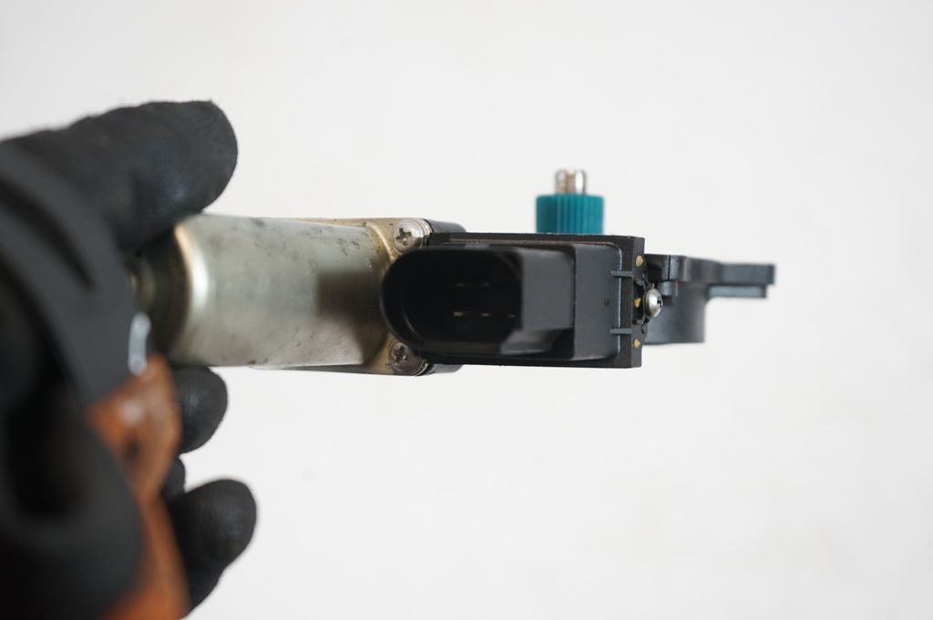 Rear door window regulator with motor (7)