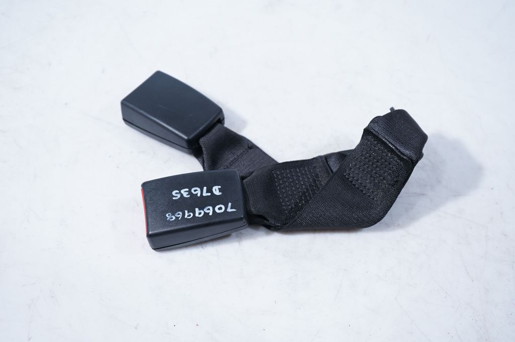 Rear seatbelt buckle (3)