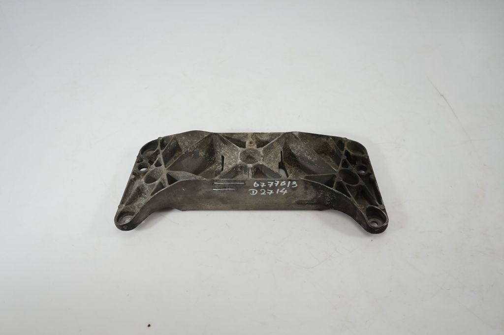 Gearbox mounting bracket