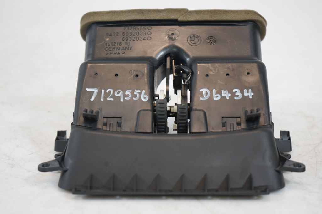 Rear air vent grill (9)