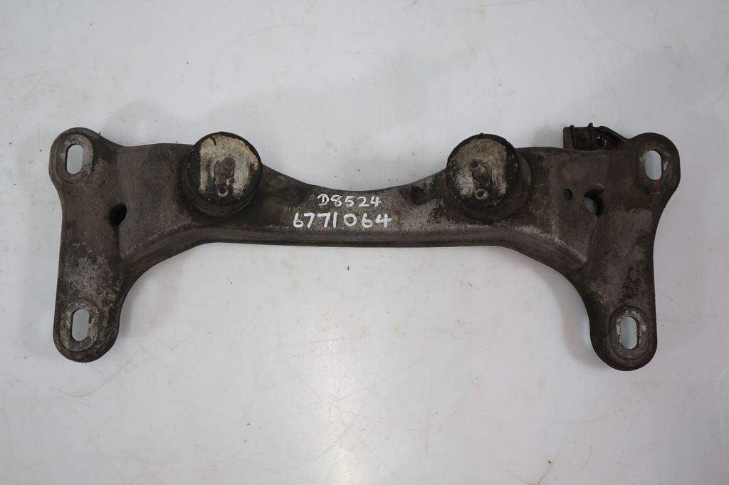 Gearbox mounting bracket (6)
