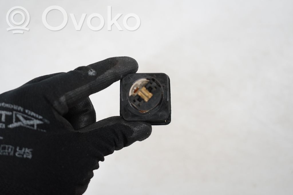 12 V Socket (rear) (6)