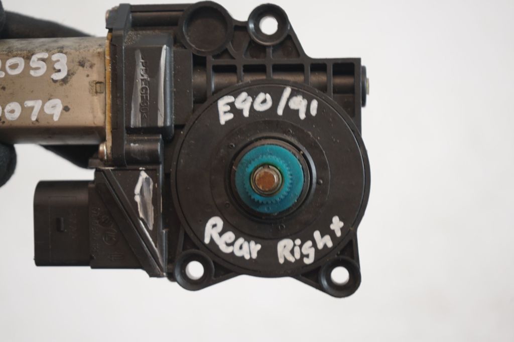 Rear door window regulator with motor (8)