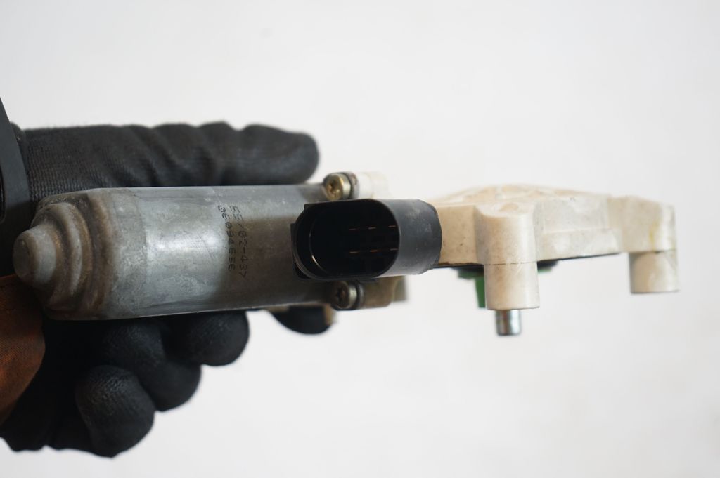 Rear door window regulator with motor (6)