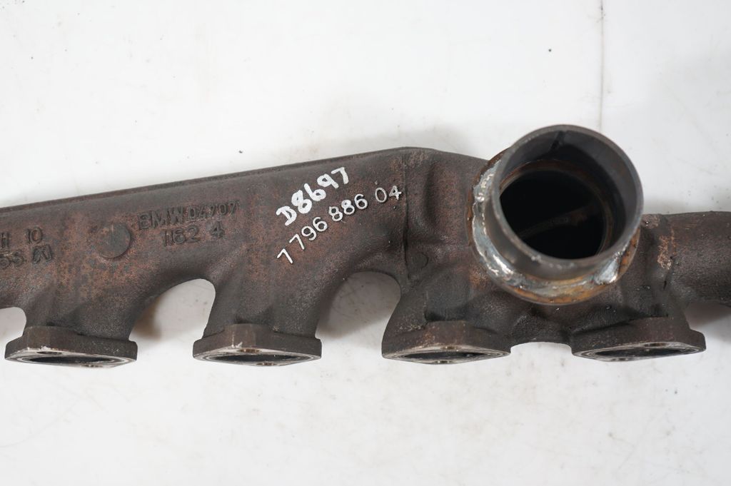 Exhaust manifold (9)
