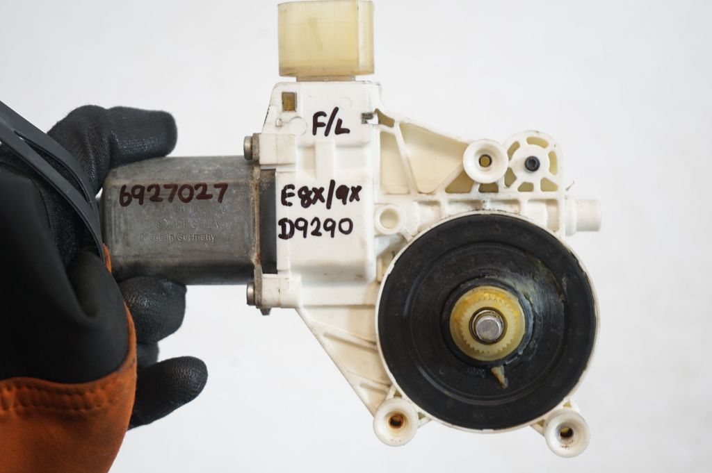 Front door window regulator with motor (8)